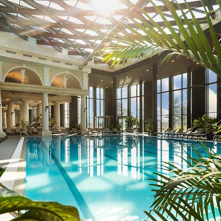 Kings' Valley Medical & Spa Hotel Kazanlŭk Eksteriør billede The swimming pool at the InterContinental