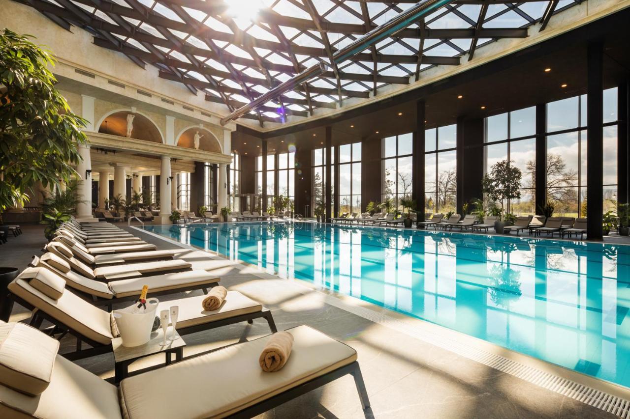 Kings' Valley Medical & Spa Hotel Kazanlŭk Eksteriør billede The pool at the spa