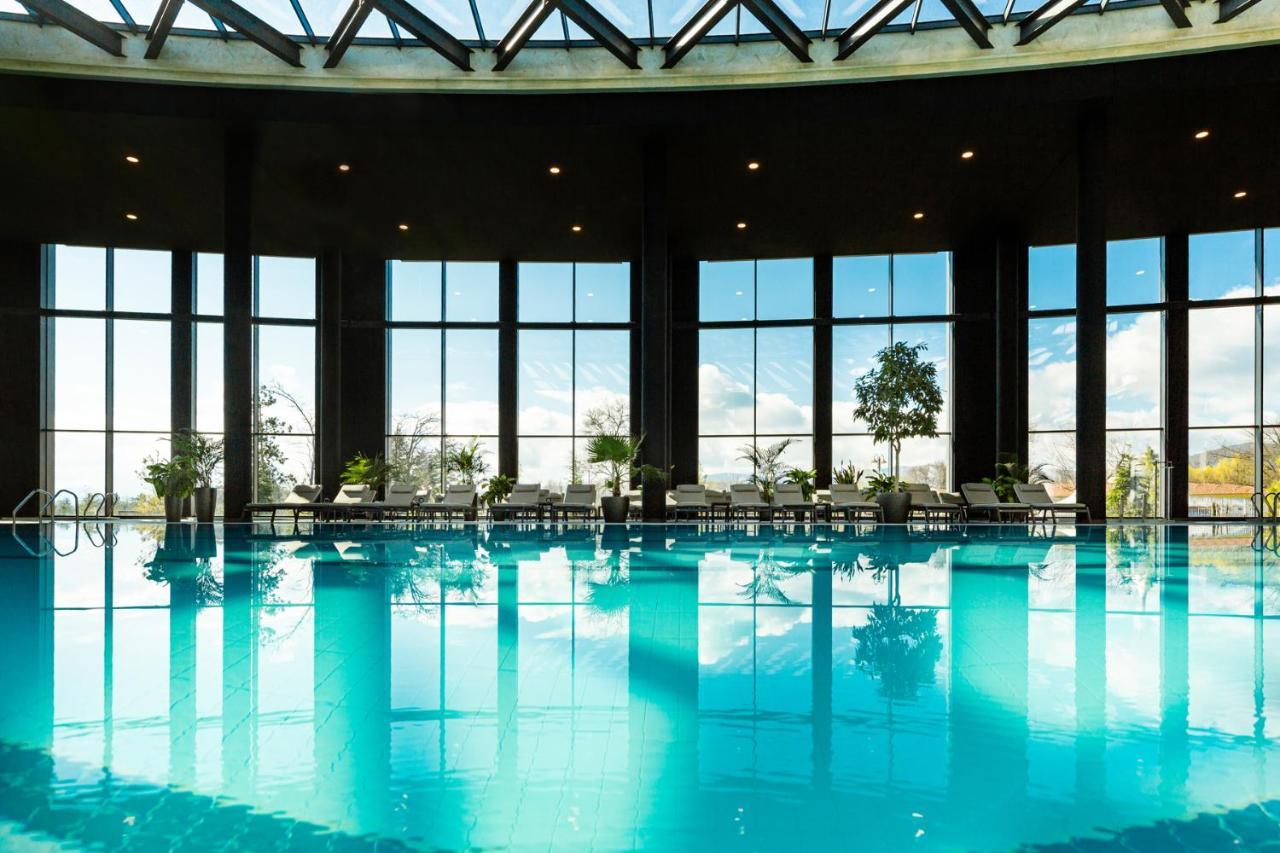 Kings' Valley Medical & Spa Hotel Kazanlŭk Eksteriør billede The swimming pool at the hotel