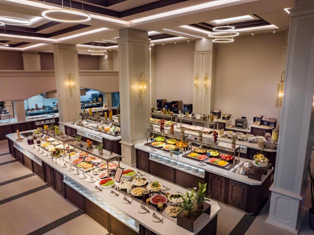 Kings' Valley Medical & Spa Hotel Kazanlŭk Eksteriør billede A buffet at a hotel