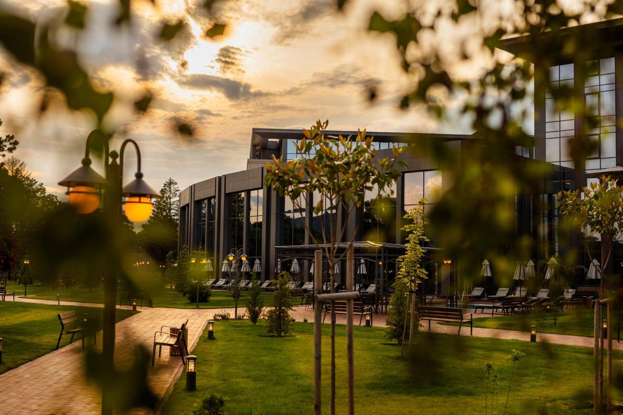 Kings' Valley Medical & Spa Hotel Kazanlŭk Eksteriør billede The campus of the university