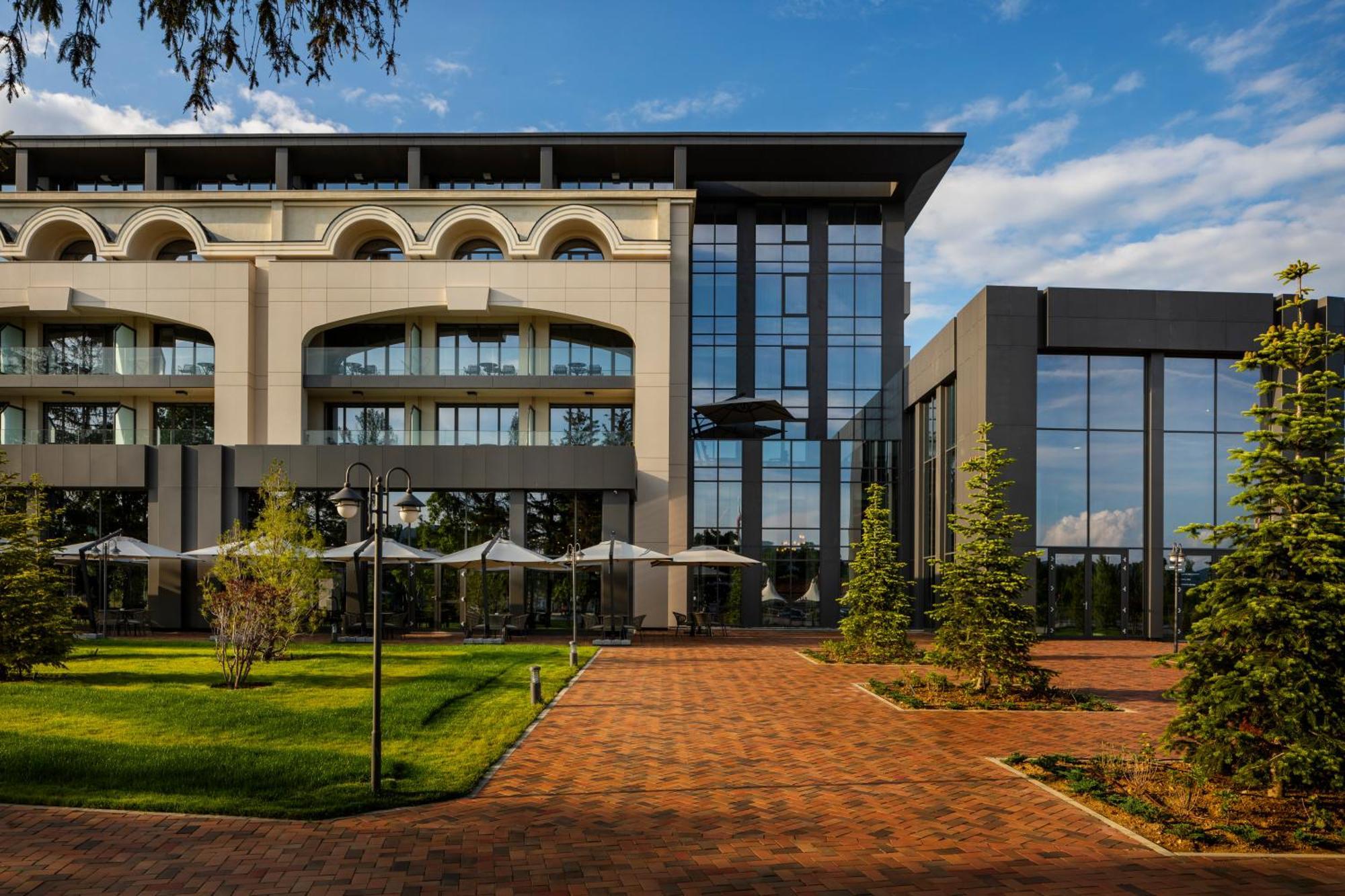 Kings' Valley Medical & Spa Hotel Kazanlŭk Eksteriør billede The main building of the university