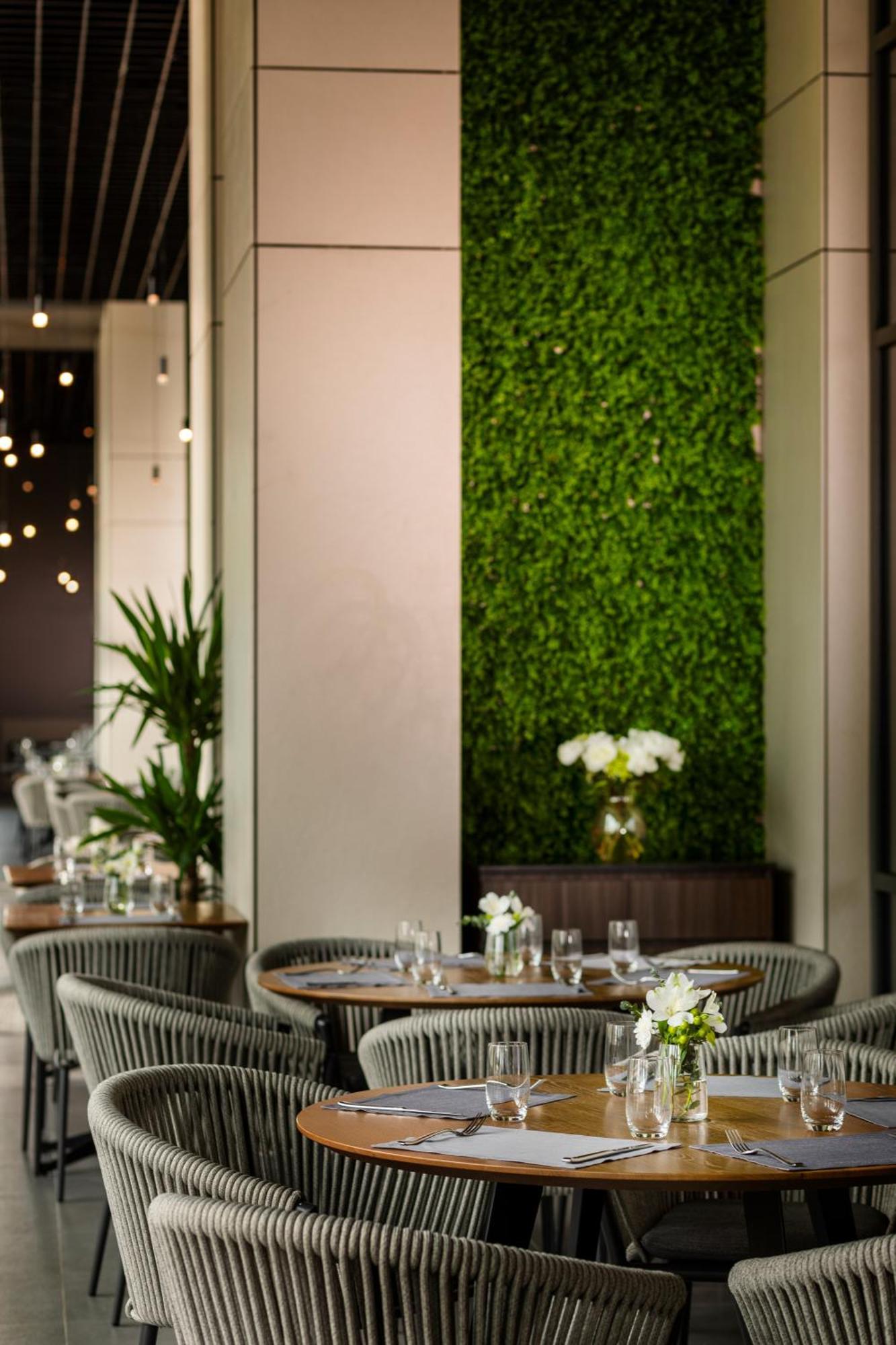 Kings' Valley Medical & Spa Hotel Kazanlŭk Eksteriør billede Living wall in a restaurant