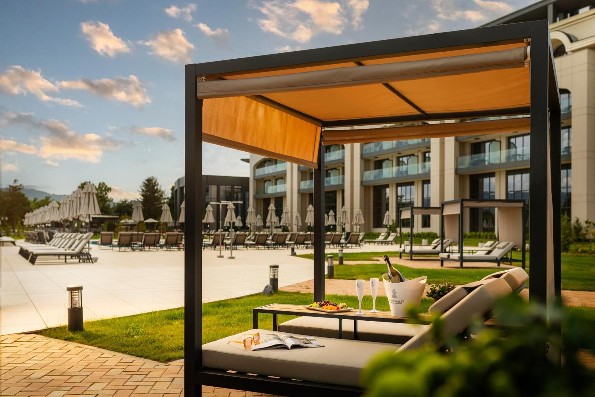 Kings' Valley Medical & Spa Hotel Kazanlŭk Eksteriør billede The swimming pool at the hotel