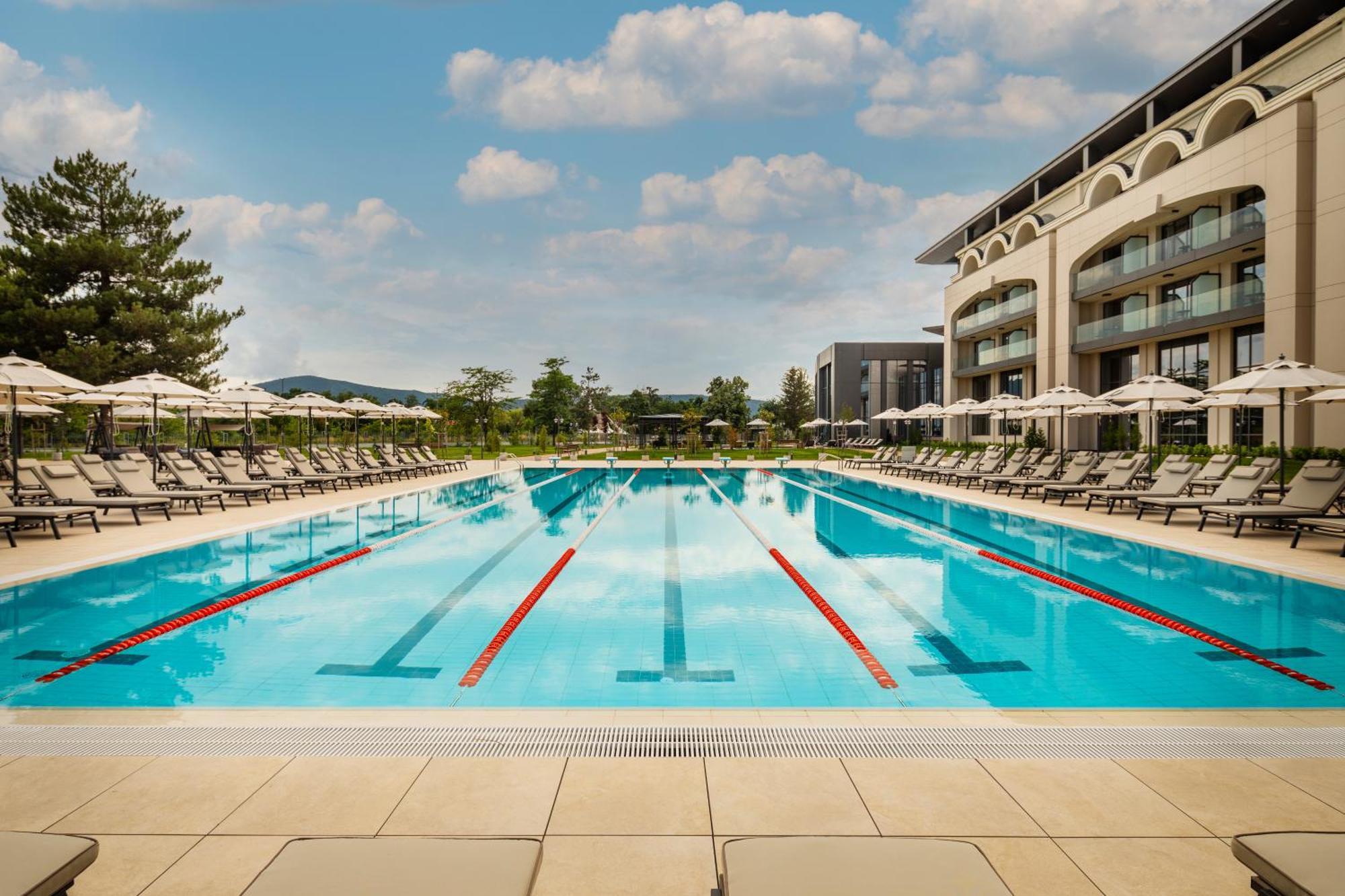Kings' Valley Medical & Spa Hotel Kazanlŭk Eksteriør billede The swimming pool at the hotel
