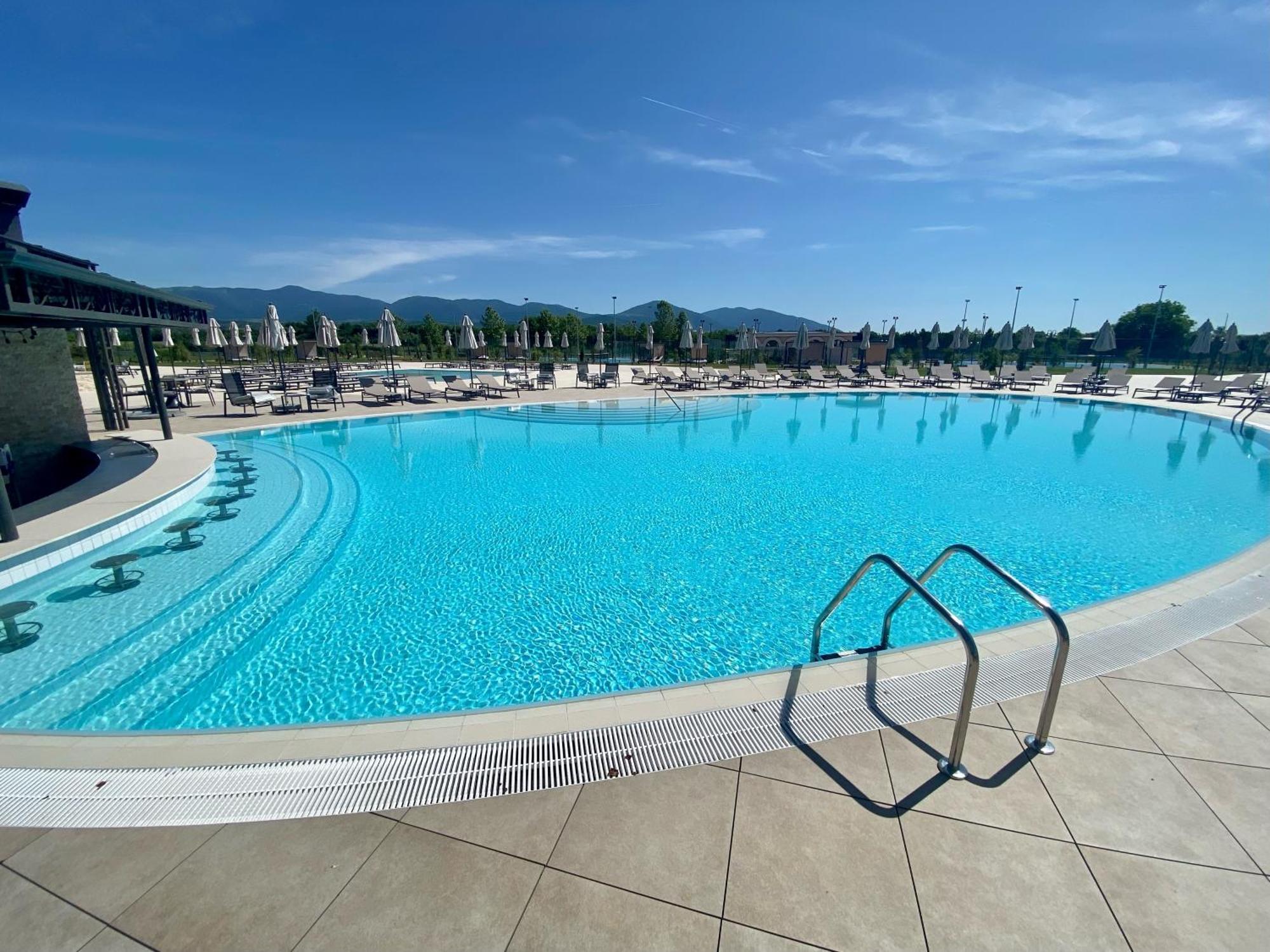 Kings' Valley Medical & Spa Hotel Kazanlŭk Eksteriør billede The swimming pool at the complex