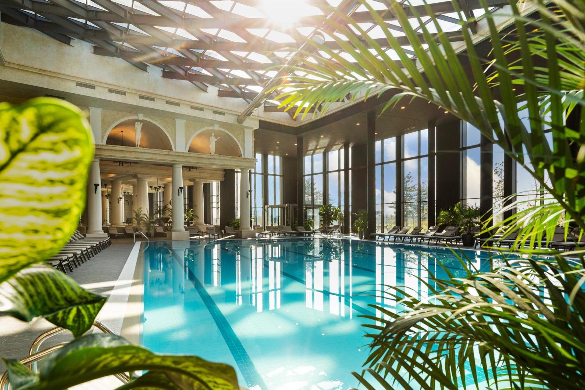 Kings' Valley Medical & Spa Hotel Kazanlŭk Eksteriør billede The swimming pool at the InterContinental