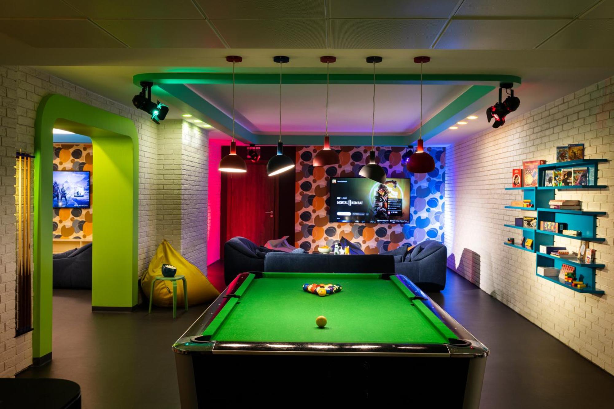 Kings' Valley Medical & Spa Hotel Kazanlŭk Eksteriør billede The games room at the new BBC Television Centre