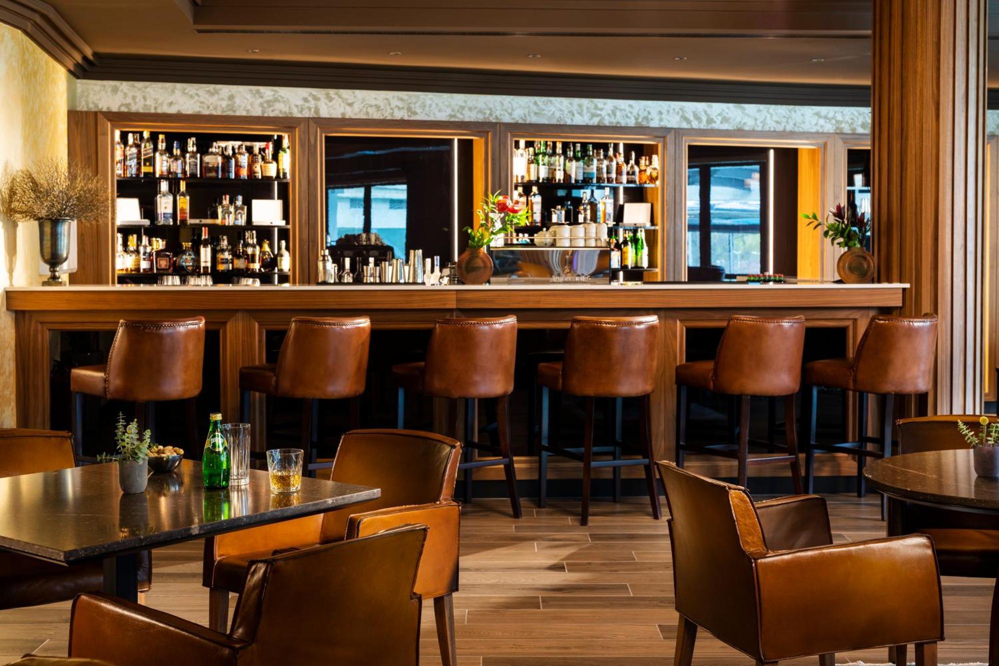 Kings' Valley Medical & Spa Hotel Kazanlŭk Eksteriør billede The bar at the London Edition